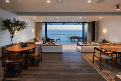 Example of a minimalist dining room design in Los Angeles