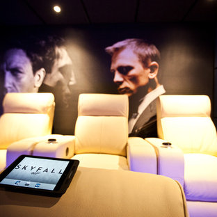 Example of a minimalist home theater design in Montpellier