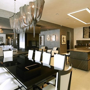 Offenes, Großes Modernes Esszimmer mit weißer Wandfarbe, Marmorboden, Hängekamin und weißem Boden in Moskau