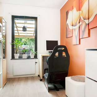 マルメのモダンスタイルのおしゃれなホームオフィス・仕事部屋 (オレンジの壁、暖炉なし) の写真