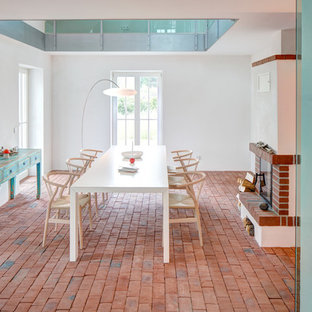 ハノーファーの中サイズのビーチスタイルのLDKの画像 (白い壁、レンガの床、標準型暖炉、レンガの暖炉まわり、茶色い床)