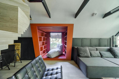 Imagen de biblioteca en casa gris y blanca clásica de tamaño medio con paredes grises, suelo de madera en tonos medios y suelo beige