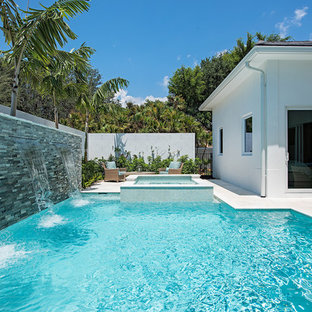 マイアミの中サイズの長方形コンテンポラリースタイルのおしゃれな裏庭プール (噴水、天然石敷き) の写真