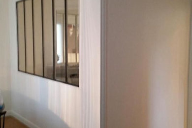 Стильный дизайн: хозяйская спальня среднего размера в стиле неоклассика (современная классика) с белыми стенами, светлым паркетным полом и коричневым полом без камина - последний тренд