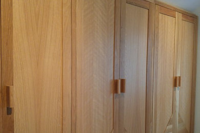 Foto de armario y vestidor vintage grande con puertas de armario de madera clara
