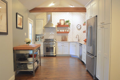 Transitional kitchen photo in Austin