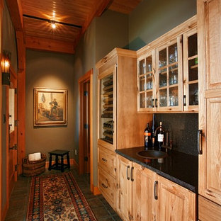 他の地域の中サイズのラスティックスタイルのおしゃれなウェットバー (ドロップインシンク、レイズドパネル扉のキャビネット、淡色木目調キャビネット、緑のキッチンパネル、石スラブのキッチンパネル、磁器タイルの床) の写真