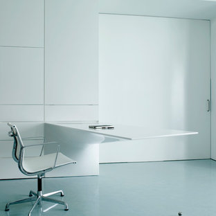 Esempio di uno studio minimal con scrivania incassata