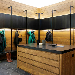 Неиссякаемый источник вдохновения для домашнего уюта: огромный тамбур в современном стиле с полом из сланца и черными стенами