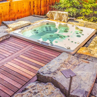 Mittelgroßer Klassischer Whirlpool hinter dem Haus in individueller Form mit Natursteinplatten in Calgary
