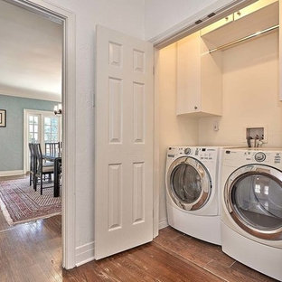 Hauswirtschaftsraum mit Waschbecken und Waschmaschine und Trockner