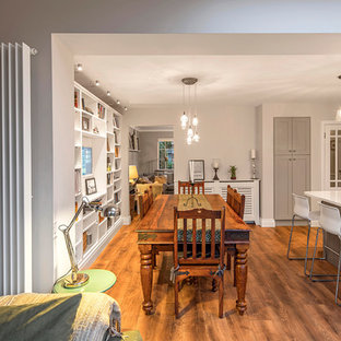 ダブリンの中サイズのトランジショナルスタイルのLDKの画像 (白い壁、無垢フローリング、茶色い床)