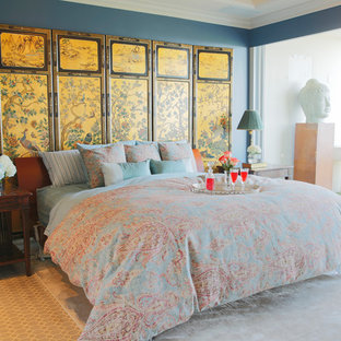 Esempio di una grande camera matrimoniale etnica con pareti blu, pavimento in linoleum, nessun camino e pavimento multicolore