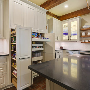 Пример оригинального дизайна: большая п-образная кухня в стиле кантри с кладовкой, врезной раковиной, фасадами с декоративным кантом, белыми фасадами, столешницей из гранита, белым фартуком, техникой из нержавеющей стали, кирпичным полом, островом и фартуком из плитки кабанчик