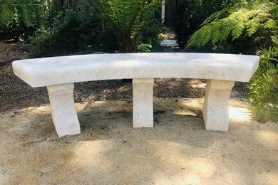 banc incurvé sur 3 jambages en pierre naturelle par l'Atelier Alain BIDAL