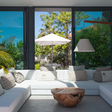 Paço de Arcos living room with terrace-facing sectional sofa