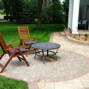 Design ideas for a small traditional front yard patio in Chicago with brick pavers.