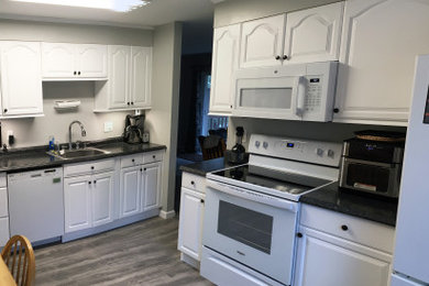 Kitchen - farmhouse kitchen idea in New York