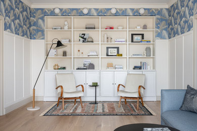 Источник вдохновения для домашнего уюта: гостиная комната в стиле ретро с с книжными шкафами и полками, белыми стенами, светлым паркетным полом и обоями на стенах