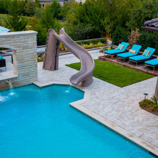 Mediterraner Pool in rechteckiger Form mit Wasserrutsche in Dallas