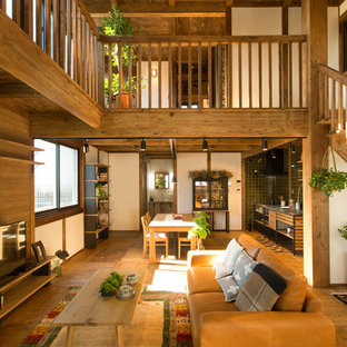 他の地域の北欧スタイルのおしゃれなLDK (白い壁、無垢フローリング、据え置き型テレビ、茶色い床) の写真