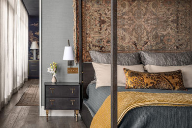 タンパにあるトランジショナルスタイルのおしゃれな寝室 (グレーの壁、濃色無垢フローリング、茶色い床、壁紙) のレイアウト