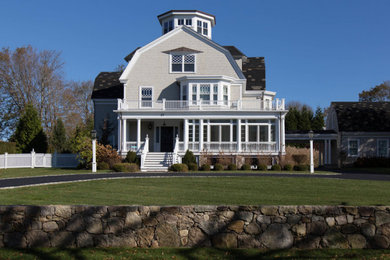 Example of a cottage home design design in Providence