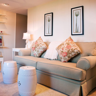 Réalisation d'un petit sous-sol style shabby chic donnant sur l'extérieur avec un mur beige et moquette.