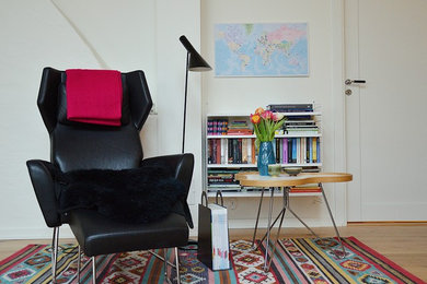Свежая идея для дизайна: гостиная комната в скандинавском стиле с белыми стенами, татами и синим полом - отличное фото интерьера