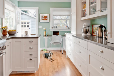 Example of a classic kitchen design in San Francisco