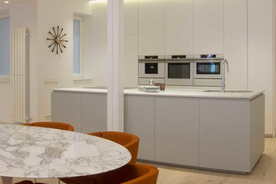 Inspiration for a contemporary kitchen in Madrid.