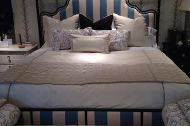 Imagen de dormitorio principal tradicional de tamaño medio con paredes beige y moqueta