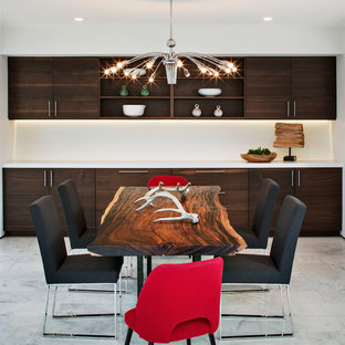 サンディエゴの広いビーチスタイルのLDKの画像 (白い壁、大理石の床)