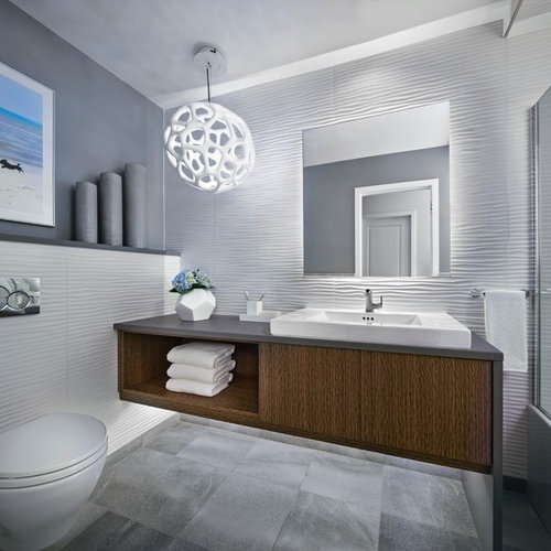 Salle de bain moderne avec des portes de placard marrons ...