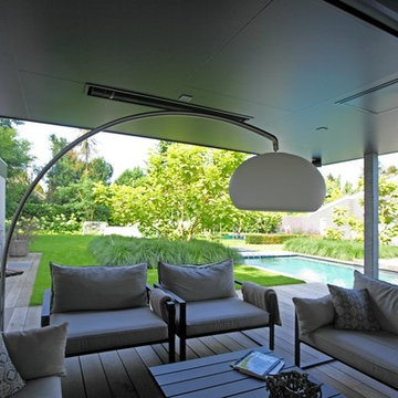 Moderne tuin met luxe veranda en zwembad