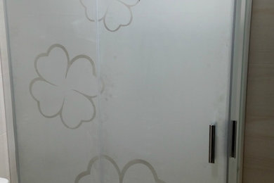 Modelo de cuarto de baño minimalista de tamaño medio con puertas de armario de madera en tonos medios, suelo de linóleo, aseo y ducha y lavabo encastrado