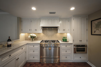 Example of a classic kitchen design in Jacksonville