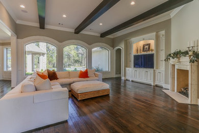 Traditional family room in Houston.