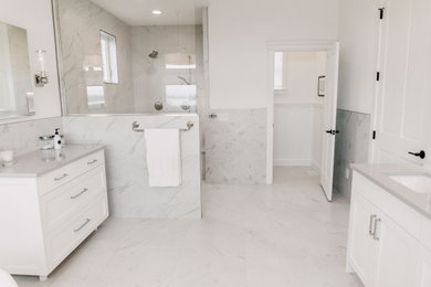 Idéer för mycket stora funkis grått en-suite badrum, med skåp i shakerstil, vita skåp, ett fristående badkar, en kantlös dusch, en toalettstol med separat cisternkåpa, flerfärgad kakel, porslinskakel, vita väggar, klinkergolv i porslin, ett undermonterad handfat, bänkskiva i kvarts, flerfärgat golv och med dusch som är öppen