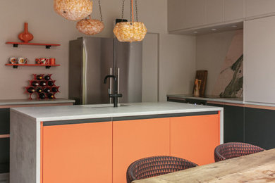 На фото: большая кухня-гостиная в стиле ретро с одинарной мойкой, островом, серым полом, серой столешницей, плоскими фасадами, бежевым фартуком, полом из терраццо, двухцветным гарнитуром и оранжевыми фасадами с