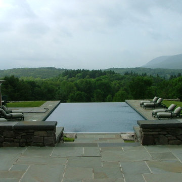 Edgeless pool