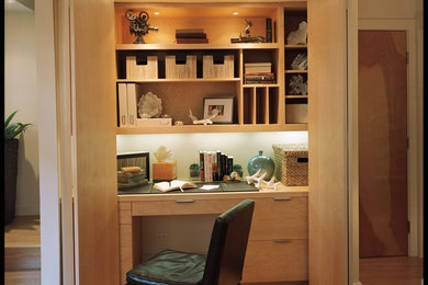 Example of a classic home office design in Los Angeles