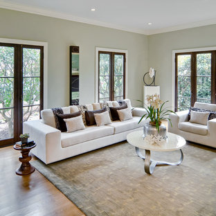 Ejemplo de salón cerrado, mediterráneo, de tamaño medio, con paredes verdes y suelo de madera clara