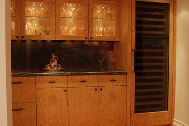 Example of a classic home bar design in Miami
