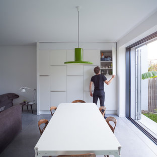 ナントの広いコンテンポラリースタイルのLDKの画像 (白い壁、コンクリートの床、暖炉なし)