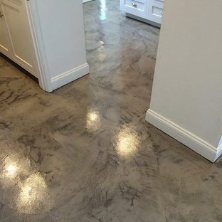 Klassisk inredning av en liten hall, med vita väggar och betonggolv