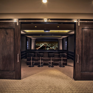 Aménagement d'une salle de cinéma classique avec moquette.