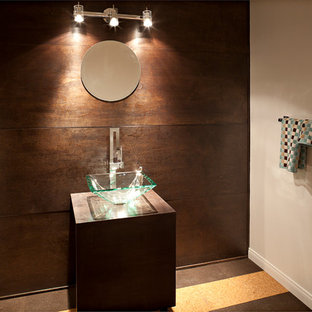 Immagine di un grande bagno di servizio minimalista con lavabo a bacinella, ante lisce, ante in legno bruno, pareti bianche e pavimento in sughero