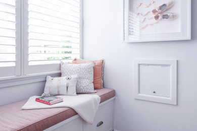 シドニーにある中くらいなトラディショナルスタイルのおしゃれな寝室 (白い壁、カーペット敷き、ベージュの床、三角天井、壁紙) のレイアウト