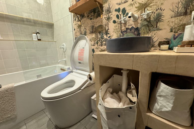 ロサンゼルスにある高級な中くらいなトロピカルスタイルのおしゃれなバスルーム (浴槽なし) (ベージュのキャビネット、和式浴槽、磁器タイル、セラミックタイルの床、人工大理石カウンター、ニッチ、壁紙) の写真